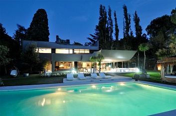 Дома с бассейном в Испании стоят на треть дороже